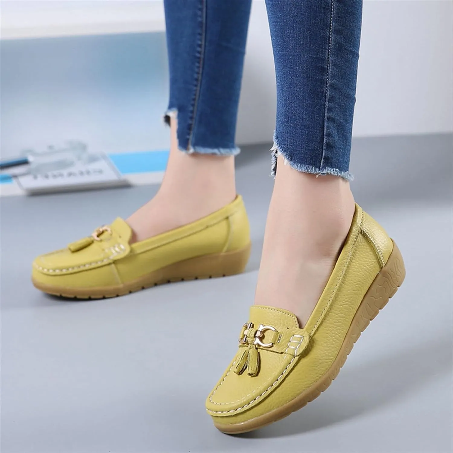 Women Non-Slip Moccasins, Women's Comfortable Leather Tassel Slip-On Breathable Nurse Loafers, with Flat Boat Socks 2 Pairs, with Metal Decoration Driving Shoes, for Mother's Day